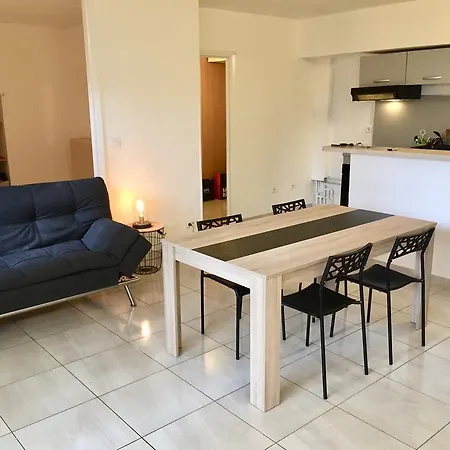 Sunny Flat Vacancy شقة