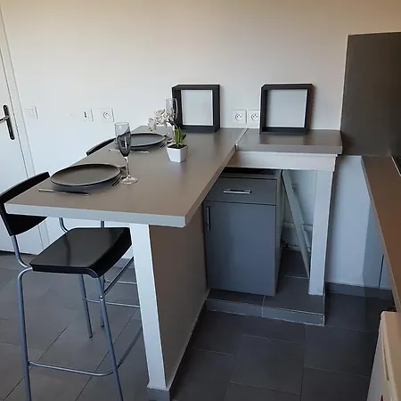Sunny Flat Vacancy شقة *