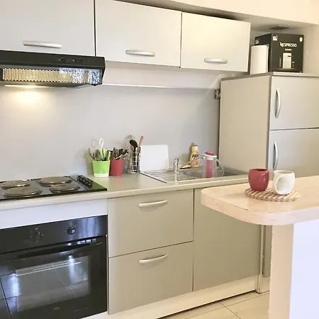 Sunny Flat Vacancy Антиб