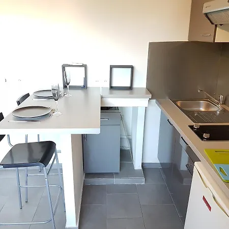 Sunny Flat Vacancy Антиб